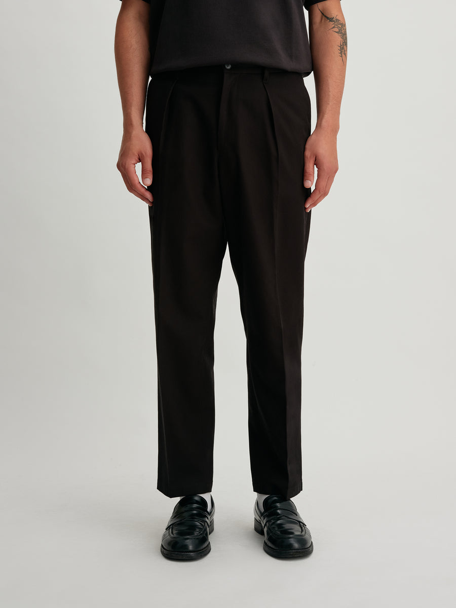 1Tuck Tapered Pants